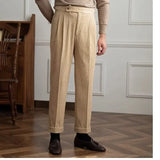 Napaljske pantalone sa visokim strukom i plisiranim detaljima