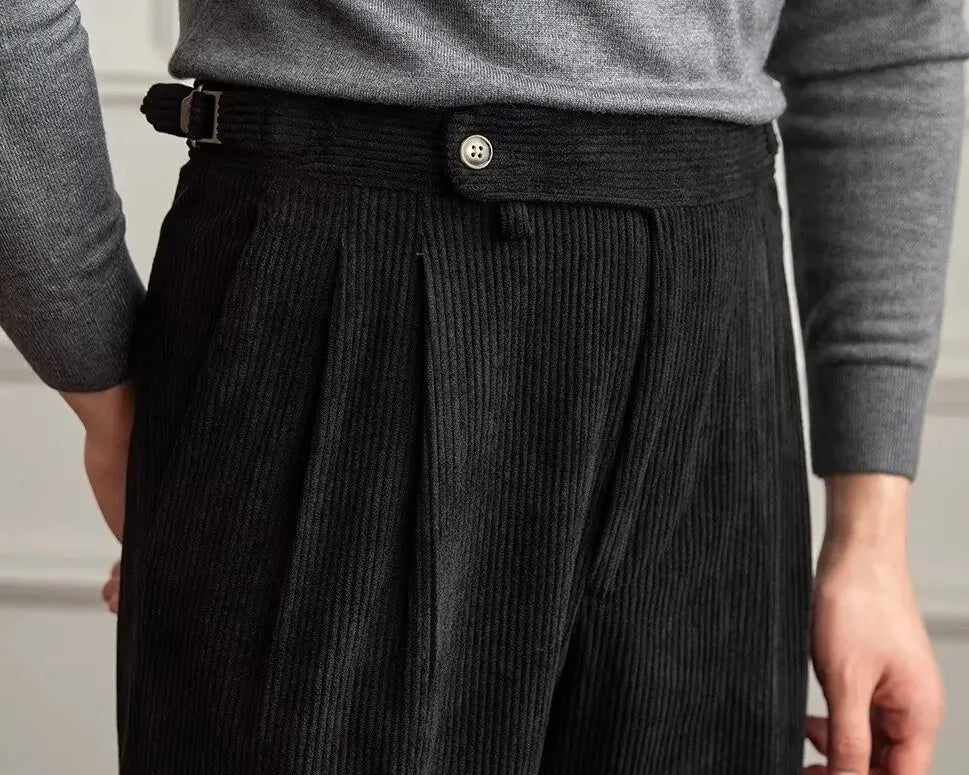 Napaljske pantalone sa visokim strukom i plisiranim detaljima