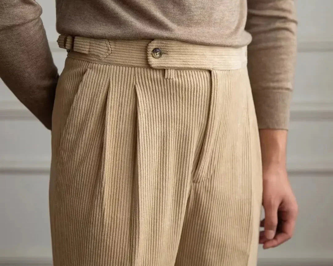 Napaljske pantalone sa visokim strukom i plisiranim detaljima